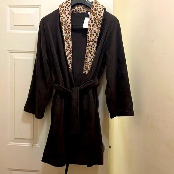 Beautiful soft brown 100% polyester robe with leopard print collar. - Picture 1 of 1